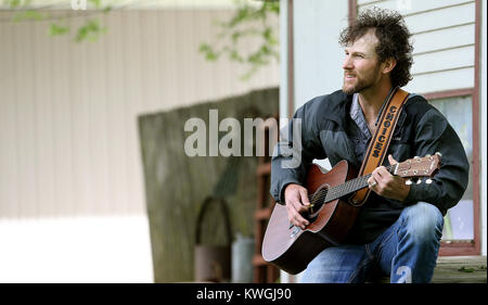 Centro di Dallas, Iowa, USA. 21 Maggio, 2017. Curtis Fry pratica con la sua chitarra, Domenica, 21 maggio 2017, sulla sua fattoria nel centro di Dallas, Iowa. Credito: John Schultz/Quad-City volte/ZUMA filo/Alamy Live News Foto Stock