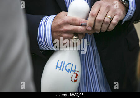 Bettendorf, Iowa, USA. Undicesimo oct, 2017. Alta cinque Entertainment presidente Scott Emley detiene un pin bowling recanti il nome della sua società e il logo presso il sito del BettPlex complessi sportivi in Bettendorf Mercoledì, 11 ottobre 2017. Nuovi servizi sono stati annunciati come parte dell'BettPlex sport progetto complesso. Credito: Andy Abeyta, Quad-City volte/Quad-City volte/ZUMA filo/Alamy Live News Foto Stock