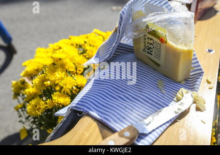 Davenport, Iowa, USA. 22 ottobre, 2016. Un formaggio e cracker setup è visto sul retro di un pilota della bici mentre arrestato per il picnic durante il quarto anno Quad-Cities Tweed Ride in Davenport Sabato 22 Ottobre, 2016. Una folla di oltre duecento montato le loro biciclette in tweed abito su questo anno di corsa, viaggiando da East Village di Davenport al credito Island Park per un picnic prima di tornare al villaggio per una cerimonia di premiazione e dopo essere partito. Credito: Andy Abeyta/Quad-City volte/ZUMA filo/Alamy Live News Foto Stock