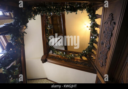 Bettendorf, Iowa, USA. 28 Nov, 2017. La scala principale è visto decorate per le vacanze a Rivermont Collegiata in Bettendorf Martedì, Novembre 28, 2017. L'ex Bettendorf mansion è decorato per le vacanze e sarà aperto al pubblico il 9 dicembre. Credito: Andy Abeyta/Quad-City volte/ZUMA filo/Alamy Live News Foto Stock