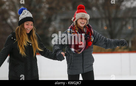 Davenport, Iowa, USA. 25 Dic, 2016. Sorelle Kelsey, sinistra e Cydney Jones, 17, di Knoxville, Tennessee pattino da ghiaccio insieme a congelato lo sbarco in Bettendorf domenica 25 dicembre, 2016. Credito: Andy Abeyta/Quad-City volte/ZUMA filo/Alamy Live News Foto Stock