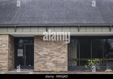 Isola di roccia, Iowa, USA. 17 Nov, 2017. Tri-City centro ebraico è visto in Isola di roccia su Venerdì, 17 novembre 2017. L'isola di roccia libreria ha chiesto $12 milioni di città consiglio di andare avanti con i piani per comprare e rinnovare Tri-City centro ebraico come la nuova biblioteca centrale. Credito: Andy Abeyta/Quad-City volte/ZUMA filo/Alamy Live News Foto Stock