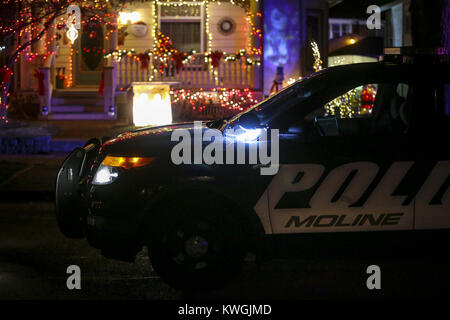 Moline, Iowa, USA. 12 Dic, 2017. A Moline veicolo polizia è visto parcheggiato di fronte ad un vicino di casa come una ripresa viene indagato sul 1900 Blocco di 15th Street a Moline Martedì, Dicembre 12, 2017. Moline la polizia ha risposto a un report di spari a 7:41 p.m. per l'indirizzo per la seconda notte consecutiva. Vicini di casa ha detto che la sparatoria è venuto da un veicolo che ha accelerato di distanza dopo la ripresa. Credito: Andy Abeyta/Quad-City volte/ZUMA filo/Alamy Live News Foto Stock