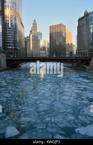 Chicago, Illinois, Stati Uniti d'America. 3 gennaio, 2018. Zoccoli ICE il fiume Chicago come la città di lotte attraverso la seconda settimana di terribilmente freddo temperature dove gli alti sono state in media di circa dieci gradi Fahrenheit o -12 gradi centigradi. Credito: D Valutazione Smith/Alamy Live News Foto Stock