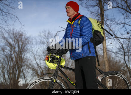 Milano, Iowa, USA. Xx Dec, 2016. Isola di roccia nella contea di volontariato per il Rock River Trail Dean ''Bareback'' Mathias smette di prendere in vista lungo il fiume Rock Trail in Milano Martedì, 20 dicembre 2016. Gli equipaggi di volontari, insieme con il villaggio di Milano, ha completato un 1.6-mile loop trail questa caduta che fornisce un percorso per le persone tra la Hennepin Canal e il fiume Rock a Milano. Credito: Andy Abeyta/Quad-City volte/ZUMA filo/Alamy Live News Foto Stock