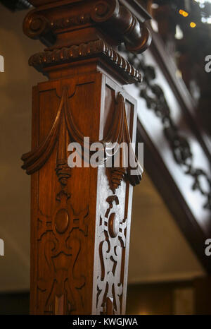 Bettendorf, Iowa, USA. 28 Nov, 2017. Complesse sculture di legno è visibile sulla scala al Rivermont Collegiata in Bettendorf Martedì, Novembre 28, 2017. L'ex Bettendorf mansion è decorato per le vacanze e sarà aperto al pubblico il 9 dicembre. Credito: Andy Abeyta/Quad-City volte/ZUMA filo/Alamy Live News Foto Stock