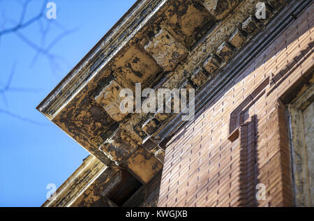 Davenport, Iowa, USA. Xv Nov, 2017. Il roofline della vecchia scuola di Buchanan edificio è visto a 2104 W. 6th Street a Davenport Mercoledì, 15 novembre 2017. Sviluppatore Chris Ales piani per girare l'edificio in 18 senior appartamenti vivente con una data di completamento del progetto di Settembre 30, 2018. Credito: Andy Abeyta/Quad-City volte/ZUMA filo/Alamy Live News Foto Stock