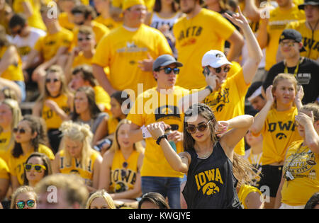 Iowa City, Iowa, USA. Xvi Sep, 2017. Iowa Hawkeyes fan ottenere pronto per il gioco come i giocatori sul campo prima del loro gioco al Kinnick Stadium a Iowa City il Sabato, 16 settembre 2017. Credito: Andy Abeyta, Quad-City volte/Quad-City volte/ZUMA filo/Alamy Live News Foto Stock