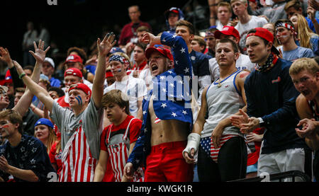 Cedar Rapids, Iowa, USA. Decimo Nov, 2016. Cedar Falls ventole allegria durante il Cedar Falls vs Ankeny classe 5una semifinale-round membro pallavolo azione giocata Giovedì, nov. 10, 2016 all'US Cellular Center in Cedar Rapids, Iowa. Credito: Andy Abeyta/Quad-City volte/Quad-City volte/ZUMA filo/Alamy Live News Foto Stock