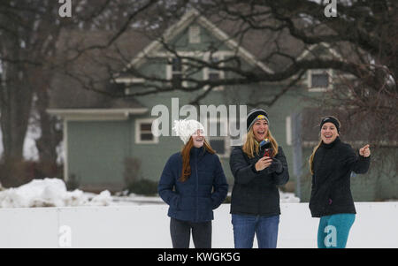 Davenport, Iowa, USA. 25 Dic, 2016. Le figlie Lauryn, 16, sinistro e Mandy scattare una foto con la mamma, Tara, di Eldridge mentre pattinaggio sul ghiaccio congelato lo sbarco in Bettendorf domenica 25 dicembre, 2016. Credito: Andy Abeyta/Quad-City volte/ZUMA filo/Alamy Live News Foto Stock