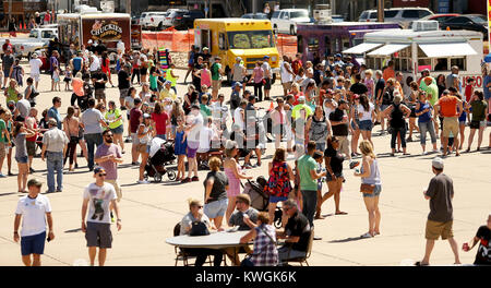 Leclaire, Iowa, USA. Decimo Giugno, 2017. Persone piace il cibo e la musica, Sabato, 10 giugno 2017, durante il primo camion alimentari lotta sull'argine in LeClaire. Credito: John Schultz/Quad-City volte/ZUMA filo/Alamy Live News Foto Stock