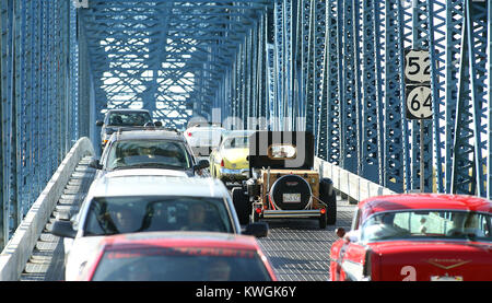 Savana, Iowa, USA. Xxi oct, 2017. Il traffico pesante riempie il vecchio savana/ Sabula bridge, Sabato, Ottobre 21, 2017, durante l'ultimo giro e Bridgefest nelle due città di fiume. Il ponte vecchio è slated per essere demolita quando il nuovo ponte si apre. Credito: John Schultz/Quad-City volte/ZUMA filo/Alamy Live News Foto Stock