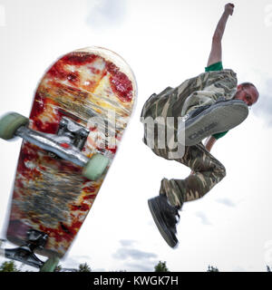 Davenport, Iowa, USA. 1 agosto, 2016. Giacomo Antonio di Youngsville, PA bails lontano dal suo bordo dopo la macinazione di una scatola guida alla Davenport Skatepark lunedì 1 agosto 2016. Credito: Andy Abeyta/Quad-City volte/ZUMA filo/Alamy Live News Foto Stock