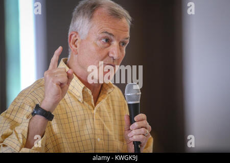 Davenport, Iowa, USA. 20 agosto 2017. Candidato Gubernatorial John Norris parla alla Duck Creek Lodge a Davenport Domenica, 20 agosto 2017. Scott County Democrats hanno tenuto il loro picnic estivo con quattro candidati per il governatore dello Iowa di presenze. Credito: Andy Abeyta, Quad-City volte/Quad-City volte/ZUMA filo/Alamy Live News Foto Stock