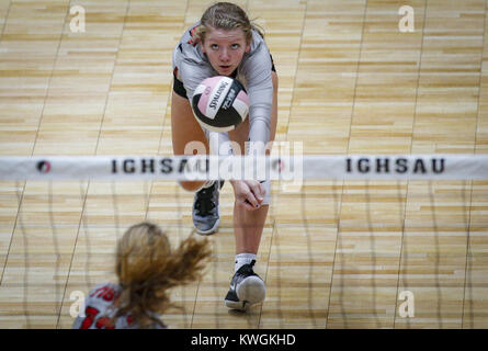 Cedar Rapids, Iowa, USA. Decimo Nov, 2016. Cedar Falls' Emily Clapp (21) rende un dig durante il Cedar Falls vs Ankeny classe 5una semifinale-round membro pallavolo azione giocata Giovedì, nov. 10, 2016 all'US Cellular Center in Cedar Rapids, Iowa. Credito: Andy Abeyta/Quad-City volte/Quad-City volte/ZUMA filo/Alamy Live News Foto Stock
