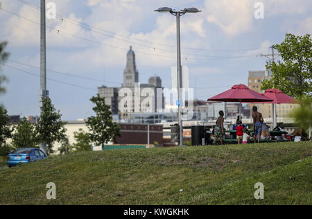 Davenport, Iowa, USA. Xiii Giugno, 2017. Le famiglie si riuniscono al Centennial Park Parco a spruzzo a Davenport Martedì, 13 giugno 2017. Credito: Andy Abeyta, Quad-City volte/Quad-City volte/ZUMA filo/Alamy Live News Foto Stock