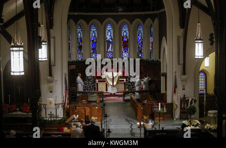 Davenport, Iowa, USA. 25 Dic, 2016. Il Rev.mo Il dott. John Horn prepara l eucaristia alla Trinità cattedrale vescovile a Davenport, domenica 25 dicembre, 2016. La cattedrale si svolgono due servizi per la santa Eucaristia la mattina di Natale e tre servizi alla vigilia di Natale. Credito: Andy Abeyta/Quad-City volte/ZUMA filo/Alamy Live News Foto Stock