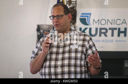 Davenport, Iowa, USA. 20 agosto 2017. Candidato Gubernatorial Jon Neiderbach parla alla Duck Creek Lodge a Davenport Domenica, 20 agosto 2017. Scott County Democrats hanno tenuto il loro picnic estivo con quattro candidati per il governatore dello Iowa di presenze. Credito: Andy Abeyta, Quad-City volte/Quad-City volte/ZUMA filo/Alamy Live News Foto Stock