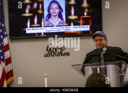 East Moline, Iowa, USA. 21 Ago, 2017. Dennis Appleby, padre di Trudy Appleby, parla della perdita di sua figlia durante una veglia presso la prima chiesa battista a East Moline Lunedì, Agosto 21, 2017. Trudy Appleby di Moline è scomparso il 21 agosto 1996 quando aveva appena 11 anni. Dopo 21 anni che lei non è ancora stata trovata ma le nuove informazioni è stato rilasciato dalla polizia, denominazione William ''de'' Smith come eventualmente l'ultima persona a vedere Trudy e una persona di interesse. Credito: Andy Abeyta, Quad-City volte/Quad-City volte/ZUMA filo/Alamy Live News Foto Stock