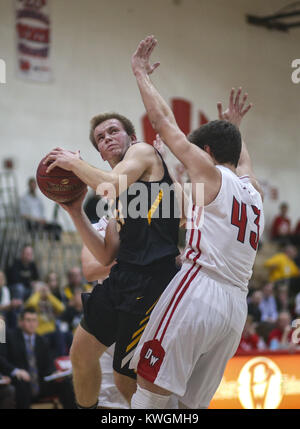 Davenport, Iowa, USA. L'8 dicembre, 2017. Bettendorf's Joseph Parker (31) germogli come egli è imbrattata di Davenport West Brett Erwin (43) durante il quarto trimestre del loro gioco al Davenport West High School il Venerdì, 8 dicembre 2017. Credito: Andy Abeyta/Quad-City volte/ZUMA filo/Alamy Live News Foto Stock