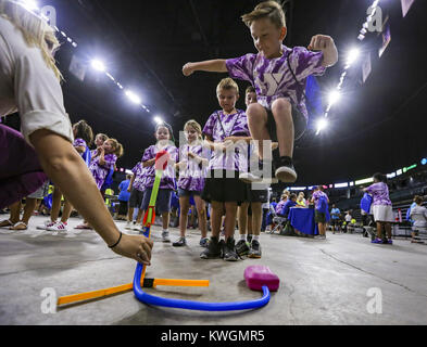 Moline, Iowa, USA. 13 Luglio, 2017. YMCA camper Jovanni Gunter, 8, salta al stomp su un air rocket launcher al summer learning event presso il Centro iWireless di Moline giovedì, 13 luglio 2017. Un evento è stato tenuto per circa 800 bambini che partecipano in vari campi estivi in Quad-Cities di partecipare ad una varietà di attività in occasione della celebrazione del National Estate imparando giorno. Credito: Andy Abeyta, Quad-City volte/Quad-City volte/ZUMA filo/Alamy Live News Foto Stock