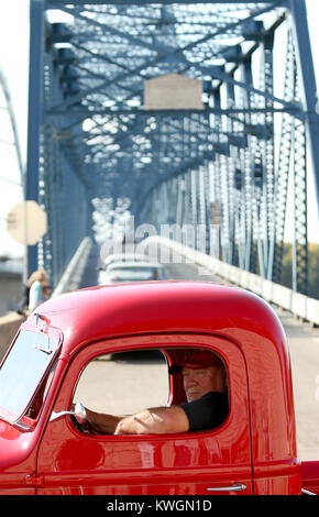 Savana, Iowa, USA. Xxi oct, 2017. Un autista in un classico pick up carrello aziona passato il vecchio savana/ Sabula bridge, Sabato, Ottobre 21, 2017, durante Bridgefest e l'ultimo giro attraverso il ponte vecchio evento. Il vecchio ponte sarà demolito quando il nuovo ponte si apre. Credito: John Schultz/Quad-City volte/ZUMA filo/Alamy Live News Foto Stock