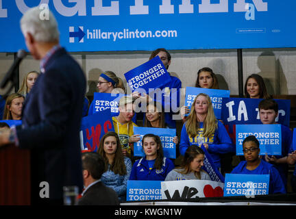 Davenport, Iowa, USA. Xiii oct, 2016. Gli studenti devono sostenere e ascoltare l'ex Presidente Bill Clinton parlano durante una gita in autobus fermata a nord di alta scuola in Davenport giovedì 13 ottobre, 2016. L ex Presidente ha parlato a nome della moglie Hillary Clinton per la sua campagna per ufficio e incoraggiati Iowans e andare a votare. Credito: Andy Abeyta/Quad-City volte/ZUMA filo/Alamy Live News Foto Stock