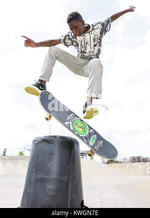 Davenport, Iowa, USA. 1 agosto, 2016. Amare il bianco, 13, di Davenport tenta un kickflip sopra un cestino botte al Davenport Skatepark lunedì 1 agosto 2016. Credito: Andy Abeyta/Quad-City volte/ZUMA filo/Alamy Live News Foto Stock