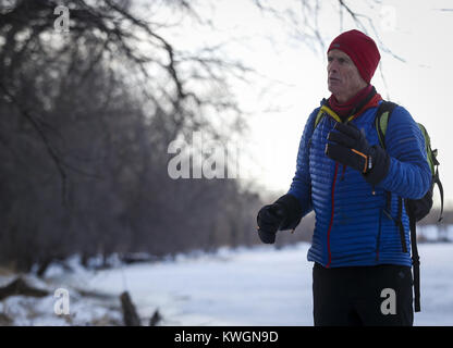 Milano, Iowa, USA. Xx Dec, 2016. Isola di roccia nella contea di volontariato per il Rock River Trail Dean ''Bareback'' Mathias mostra off un posto preferito del suo lungo il fiume di roccia in Milano Martedì, 20 dicembre 2016. Gli equipaggi di volontari, insieme con il villaggio di Milano, ha completato un 1.6-mile loop trail questa caduta che fornisce un percorso per le persone tra la Hennepin Canal e il fiume Rock a Milano. Credito: Andy Abeyta/Quad-City volte/ZUMA filo/Alamy Live News Foto Stock