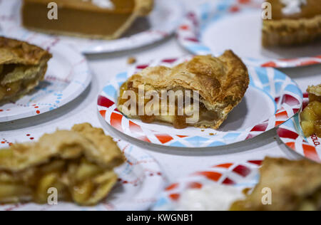 Davenport, Iowa, USA. Xv Nov, 2017. Fette di torta sono visti per il dessert al Hickory Grove campus di portatori di handicap Centro di sviluppo in Davenport Mercoledì, 15 novembre 2017. Il Davenport Associazione di polizia ha celebrato lo spirito di rendimento di grazie di servire i clienti e il personale i disabili Centro per lo sviluppo del credito: Andy Abeyta/Quad-City volte/ZUMA filo/Alamy Live News Foto Stock