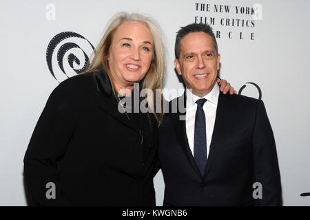 New York, NY, STATI UNITI D'AMERICA. 3 gennaio, 2018. Darla K. Anderson e Lee Unkrich presso la New York Film Critics Circle Awards a TAO nel Centro Cittadino di New York City il 3 gennaio 2018. Credito: John Palmer/media/punzone Alamy Live News Foto Stock