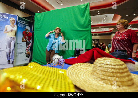 Davenport, Iowa, USA. 25 Ago, 2016. Karaway Belz di Davenport pone al QC Photo Booth durante il Senior Health & Lifestyle fiera presso la Rhythm City Casino Resort a Davenport Giovedì 25 Agosto, 2016. Credito: Andy Abeyta/Quad-City volte/ZUMA filo/Alamy Live News Foto Stock