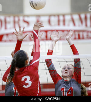 Davenport, Iowa, USA. Xiii Sep, 2016. A nord di Scott McNaull Kendall (14) salta fino a tentare un blocco durante il primo gioco della loro partita a West Davenport High School Martedì, 13 settembre 2016. West Davenport sconfitto Nord Scott in tre Credito: Andy Abeyta/Quad-City volte/ZUMA filo/Alamy Live News Foto Stock