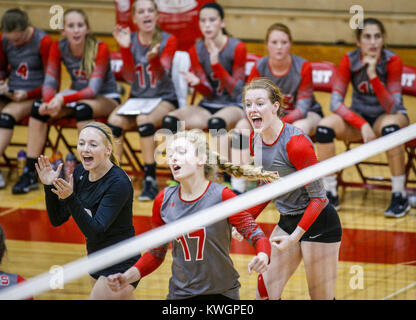 Davenport, Iowa, USA. Xiii Sep, 2016. A nord di Scott Kendal Newman (22, a sinistra), Emma Morgan (17), e Hannah Moeller (15) celebrare un punto durante il terzo gioco di loro corrispondono a West Davenport High School Martedì, 13 settembre 2016. West Davenport sconfitto Nord Scott in tre Credito: Andy Abeyta/Quad-City volte/ZUMA filo/Alamy Live News Foto Stock