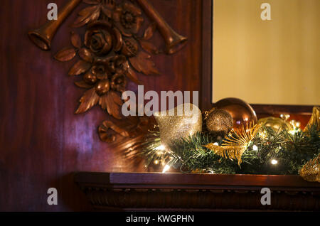 Bettendorf, Iowa, USA. 28 Nov, 2017. Decorazioni per le vacanze sono visti su un mantello a Rivermont Collegiata in Bettendorf Martedì, Novembre 28, 2017. L'ex Bettendorf mansion è decorato per le vacanze e sarà aperto al pubblico il 9 dicembre. Credito: Andy Abeyta/Quad-City volte/ZUMA filo/Alamy Live News Foto Stock