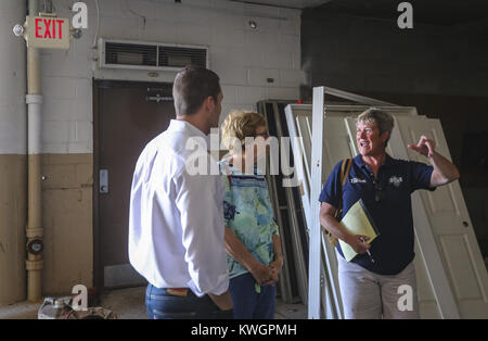 Davenport, Iowa, USA. 8 Ago, 2017. Tempi Quad-City columnist Barb Ickes colloqui con Diane Miller di Bettendorf, un 44-anno dipendente dell'impianto, e Kevin Dolan, di Dan Dolan case, presso l'ex Hostess impianto in Davenport Martedì, Agosto 8, 2017. Lo stabilimento è stato costruito nel 1929 e ha trascorso la maggior parte della sua vita la meraviglia di produzione di pane, torte e ciambelle. La produzione terminò nel 2005 e la struttura divenne un centro di distribuzione per un numero di anni. La proprietà è attualmente di proprietà di developer Dan Dolan che progetta di girare l'edificio in appartamenti facendo uso del sito della visione del Mississippi Foto Stock