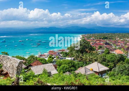 Città principali di Nusa Lembongan Island, Bali, Indonesia, con barche in attesa di andare al continente Bali Foto Stock