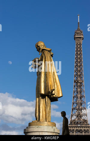 Statua presso il Palais de Chaillot con la Torre Eiffel dietro, Parigi, Francia Foto Stock