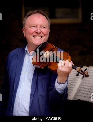 Il violinista Andrea Bernardi a sua West Sussex home vicino a Horsham. Egli svolge il suo 1696 Stradivarius e utilizza un archetto da Yehudi Menuhin. Foto Stock