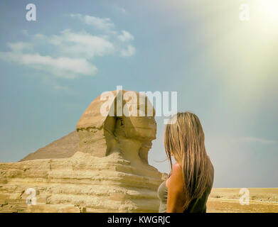 La donna in piedi davanti alla Grande Sfinge di Giza in Il Cairo Egitto. Stock Photo. Foto Stock