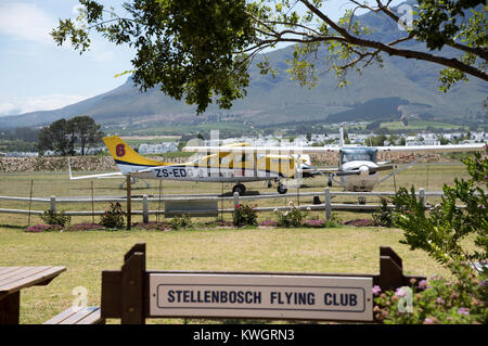 Stellenbosch Flying Club a Stellenbosch, Western Cape, Sud Africa, dicembre 2017. Base per il lavoro su incendio. Spotter aereo aereo. Foto Stock