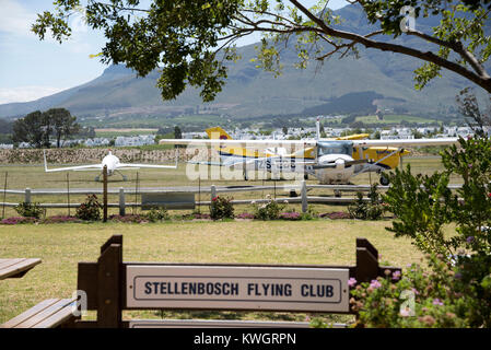 Stellenbosch Flying Club a Stellenbosch, Western Cape, Sud Africa, dicembre 2017. Base per il lavoro su incendio. Spotter aereo aereo. Foto Stock