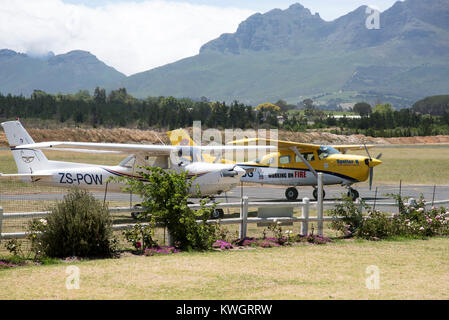 Stellenbosch Flying Club a Stellenbosch, Western Cape, Sud Africa, dicembre 2017. Base per il lavoro su incendio. Spotter aereo aereo. Foto Stock