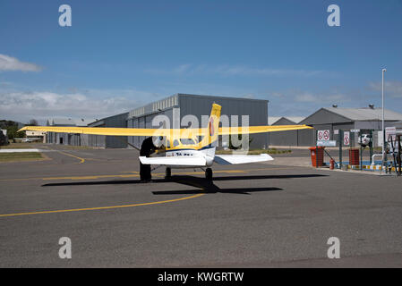 Stellenbosch Flying Club a Stellenbosch, Western Cape, Sud Africa, dicembre 2017. Piano luminoso attende il rifornimento di carburante Foto Stock