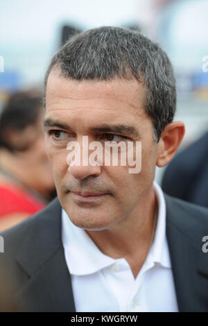 FORT LAUDERDALE, FL - 16 ottobre: Salma Hayek e Antonio Banderas arrivano al fascino dei mari Premiere di Puss In Boots a Port Everglades. La manifestazione è stata molto famiglie disorganizzate e gli attori sembravano tristi. Il 16 ottobre 2011 a Fort Lauderdale, Florida Persone: Antonio Banderas Foto Stock