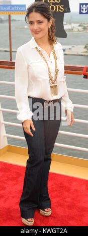 FORT LAUDERDALE, FL - 16 ottobre: Salma Hayek e Antonio Banderas arrivano al fascino dei mari Premiere di Puss In Boots a Port Everglades. La manifestazione è stata molto famiglie disorganizzate e gli attori sembravano tristi. Il 16 ottobre 2011 a Fort Lauderdale, Florida Persone: Salma Hayek Foto Stock