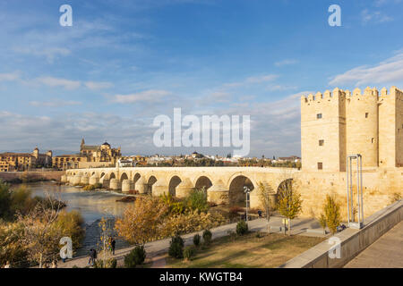 Cordoba, Andalusia, Spagna. Il romano ponte che attraversa il fiume Guadalquivir con la torre di Calahorra, la moschea-cattedrale di Cordoba Foto Stock