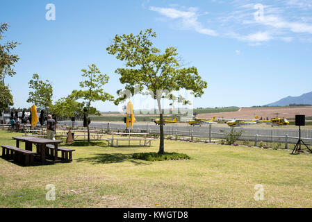 Stellenbosch Flying Club a Stellenbosch, Western Cape, Sud Africa, dicembre 2017, piccolo aerodromo nella Western Cape regione che ha posti a sedere per gli ospiti Foto Stock