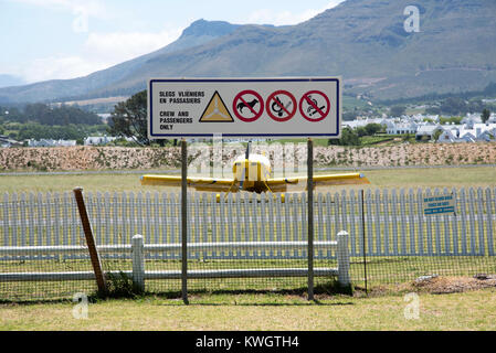 Stellenbosch Flying Club a Stellenbosch, Western Cape, Sud Africa, dicembre 2017, piccolo aerodromo nella Western Cape regione. Cartelli di avvertimento Foto Stock