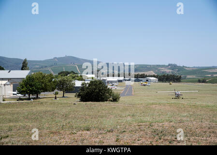 Stellenbosch Flying Club a Stellenbosch, Western Cape, Sud Africa, dicembre 2017, piccolo aerodromo nella Western Cape regione che ha uno sfondo di Foto Stock